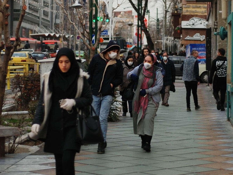 Tehranda iki gənc qız kafedə hicabsız görüntülənib - FOTO