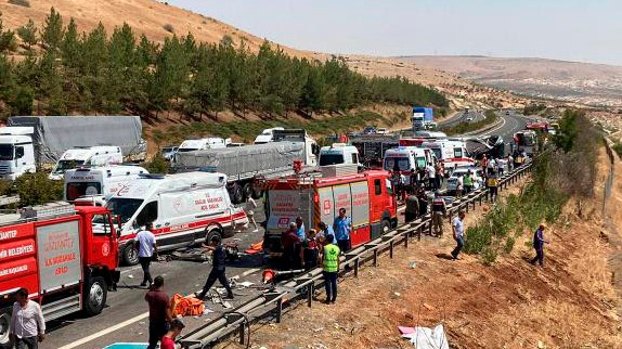 Türkiyədə mikroavtobus qəzaya uğradı: Yaralananlar var