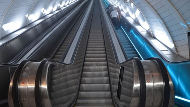 Bakı metrosunda eskalator niyə dayanıb? - AÇIQLAMA