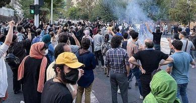 İranda keçirilən etiraz aksiyalarında orta məktəb şagirdləri də iştirak edib