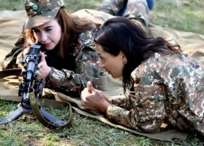 Ermənistanda qadınların hərbi təlim keçməsinə icazə verildi