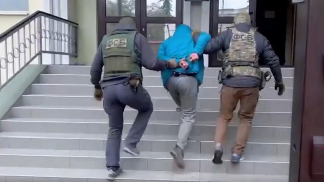 Polis idarəsində terror törətmək istəyən şəxslər saxlanıldı - Rusiyada (VİDEO)