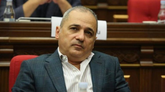 Ermənistanda iki deputat mantadından istefa verdi