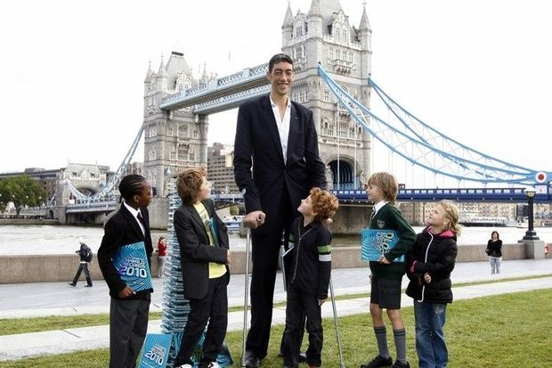 Dünyanın ən uzun boylu adamı ad günündə ən böyük arzusunu açıqladı