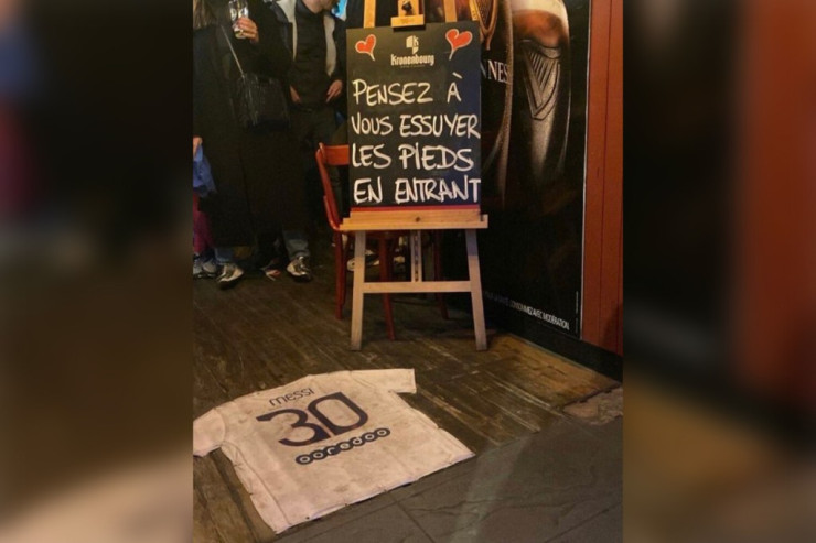 Fransada Messiyə qarşı TƏHQİR: Formasına barda ayaqqabı sildirirlər