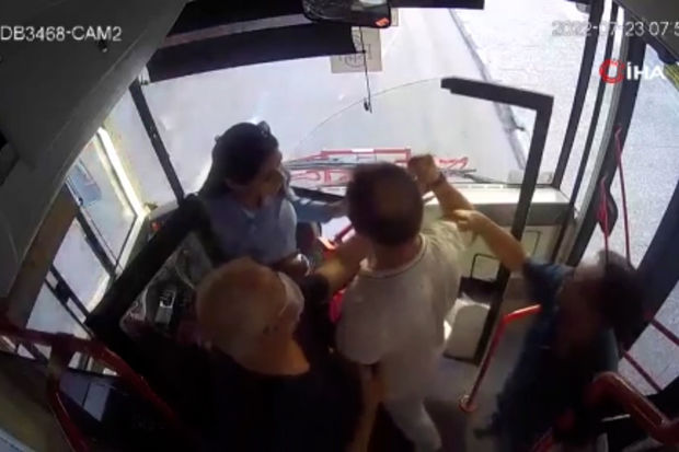 Türkiyədə sərnişin qadın sürücüyə hücum etdi, avtobusa zərər vurdu