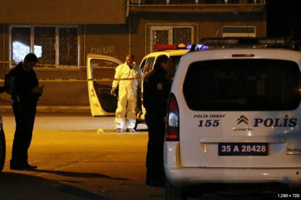 İstanbulda polis maşınına atəş açıldı