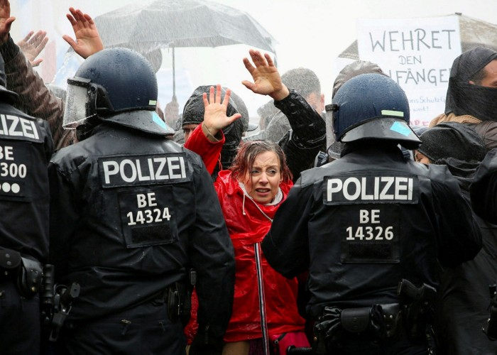 Alman polisi etirazçılara qarşı bibər qazından istifadə edib