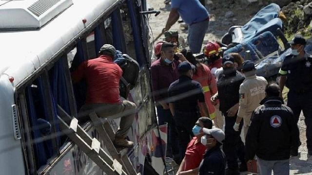 Meksikada mikroavtobus uçuruma aşdı: Ölənlər var