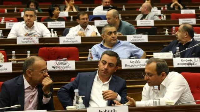 Ermənistanda müxalif deputatlar parlamentdən çıxarılır