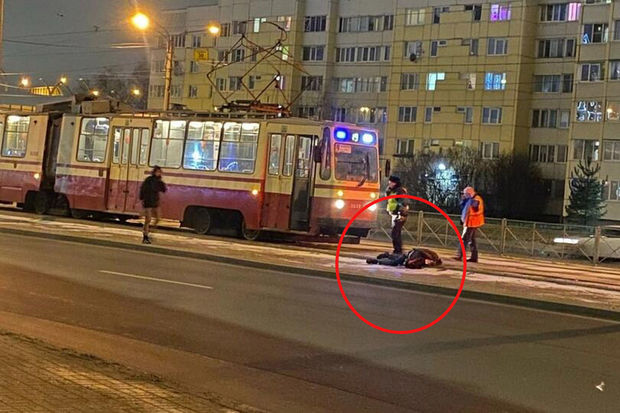 Rusiyada qorxunc qəza: Tramvayın altına düşən kişi faciəvi şəkildə öldü