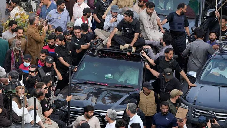 Pakistanın keçmiş baş naziri Xanın tərəfdarları polisə hücum edib: 8 nəfər YARALANIB