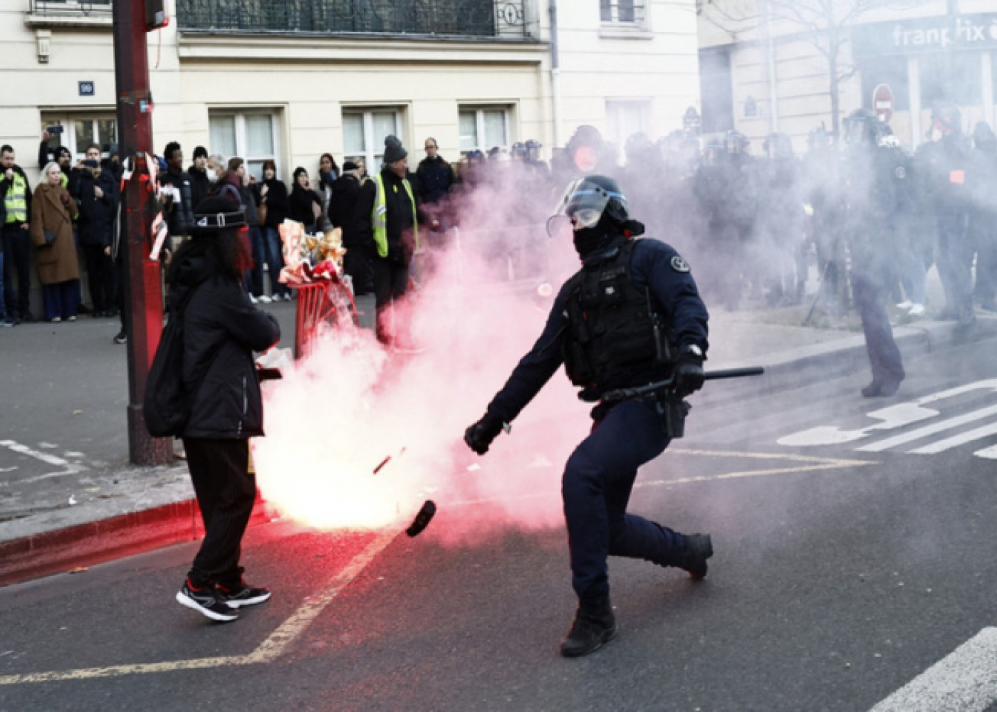 Parisdə etirazçılara gözyaşardıcı qaz tətbiq edilib