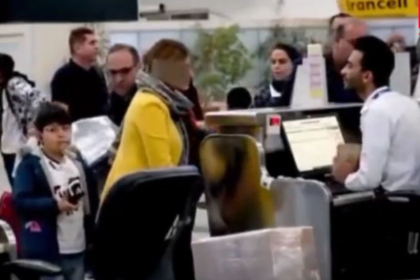 İran hava limanında hicabsız qadınlar təyyarəyə buraxılmadılar: Təhqir edildilər