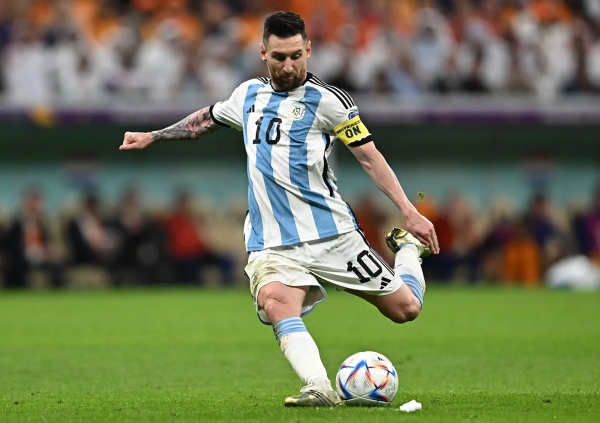 Messi cərimə zərbəsindən möhtəşəm qol vurdu, Argentina qazandı